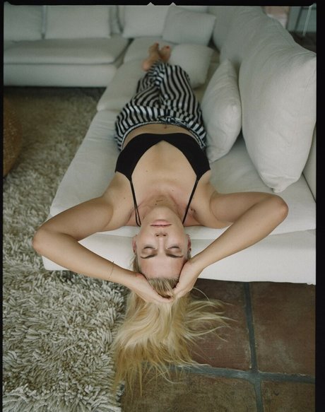 Naakte gelekte OnlyFans-foto van Busy Phillips