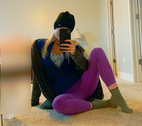 Naakte gelekte OnlyFans-foto van Mommybyday