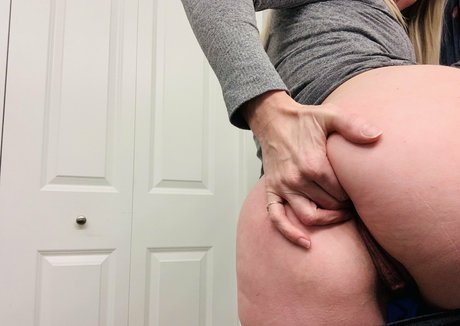 Naakte gelekte OnlyFans-foto van Mommybyday