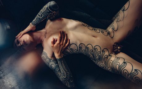 Naakte gelekte OnlyFans-foto van Noemie Doragon
