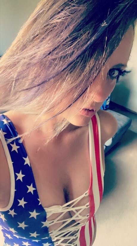 Naakte gelekte OnlyFans-foto van Retweetcuckold