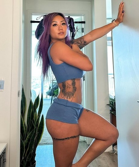 Naakte gelekte OnlyFans-foto van Cynthia Leu