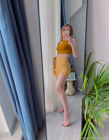 Naakte gelekte OnlyFans-foto van Moonless