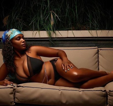 Naakte gelekte OnlyFans-foto van Sophia Cardinez