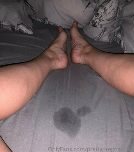 Naakte gelekte OnlyFans-foto van Prettypregnant35