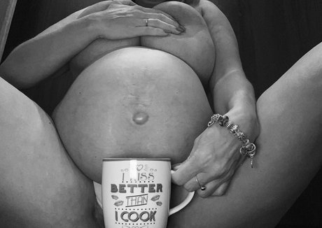 Naakte gelekte OnlyFans-foto van Prettypregnant35