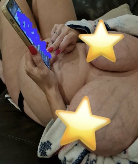 Naakte gelekte OnlyFans-foto van Prettypregnant35