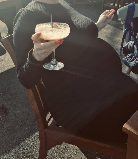 Naakte gelekte OnlyFans-foto van Prettypregnant35
