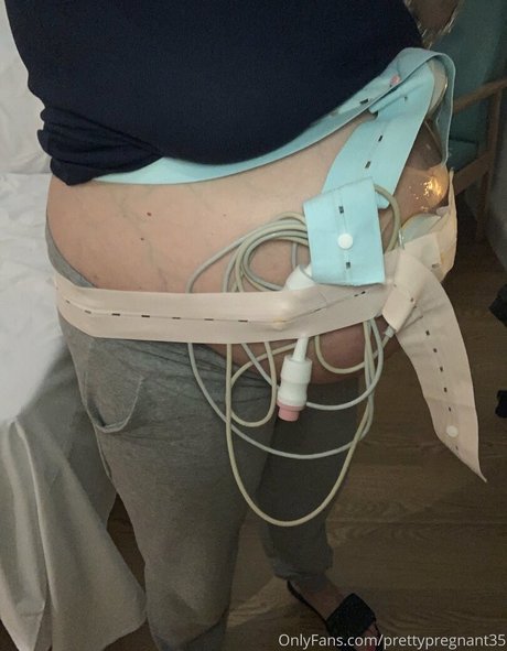 Naakte gelekte OnlyFans-foto van Prettypregnant35