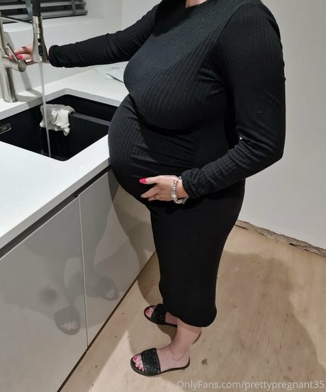 Naakte gelekte OnlyFans-foto van Prettypregnant35