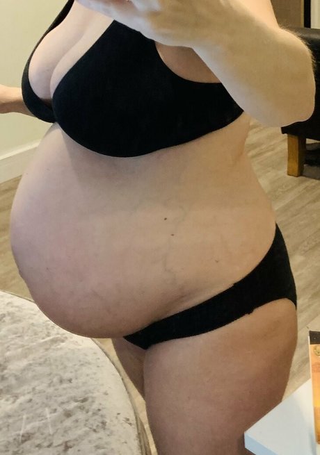 Naakte gelekte OnlyFans-foto van Prettypregnant35
