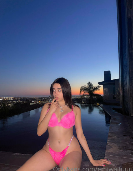 Naakte gelekte OnlyFans-foto van Emiserinaa