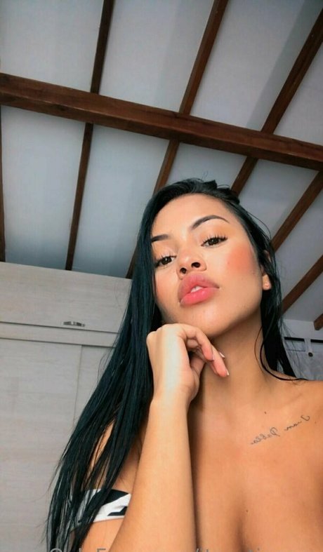 Naakte gelekte OnlyFans-foto van Itsthesaracutie