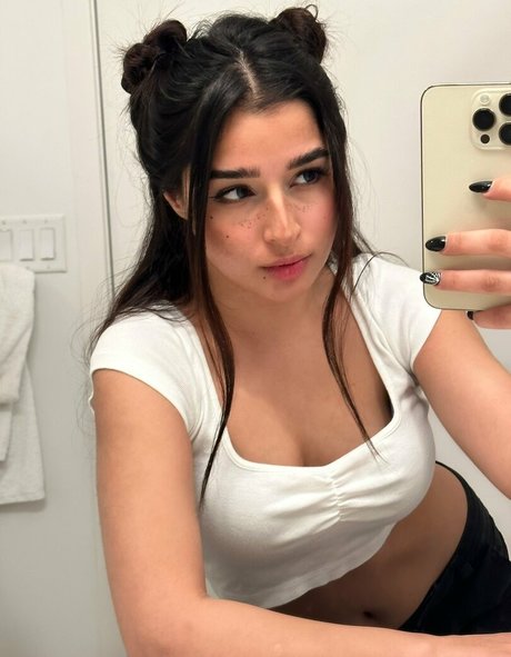 Naakte gelekte OnlyFans-foto van Rachel Raiychu