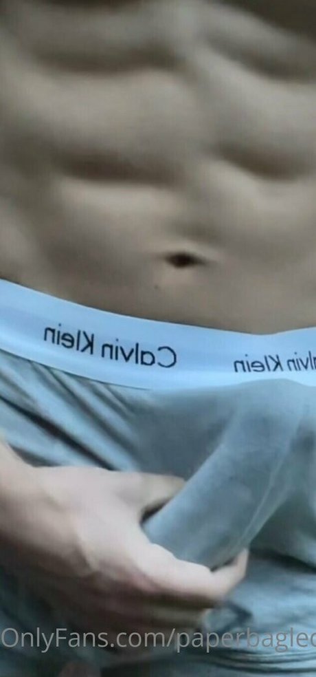 Naakte gelekte OnlyFans-foto van Paperbagfree