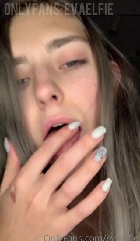 Naakte gelekte OnlyFans-foto van Evaelfie