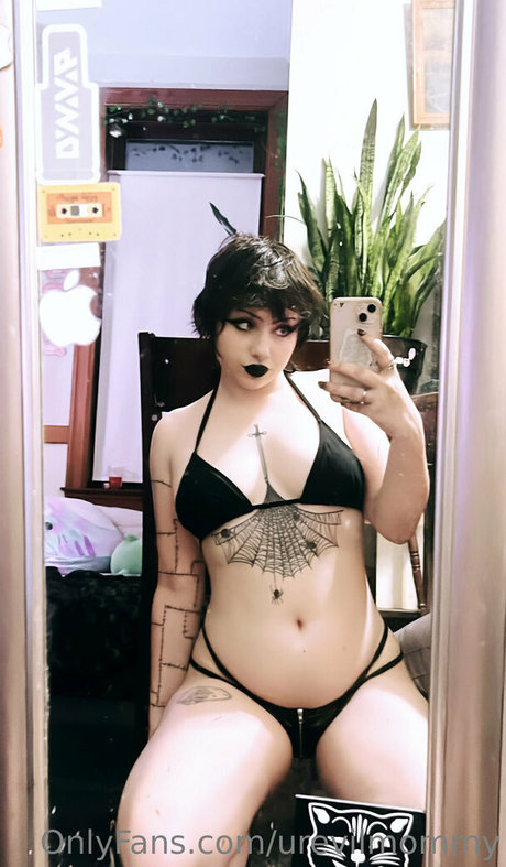 Naakte gelekte OnlyFans-foto van Urevilmommy