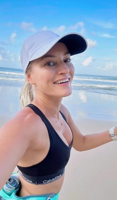 Naakte gelekte OnlyFans-foto van Ijustine
