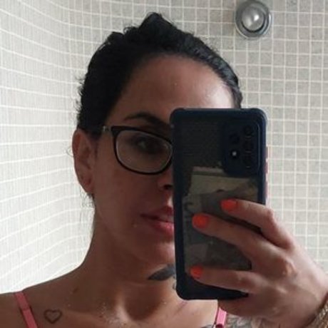 Naakte gelekte OnlyFans-foto van Demonica