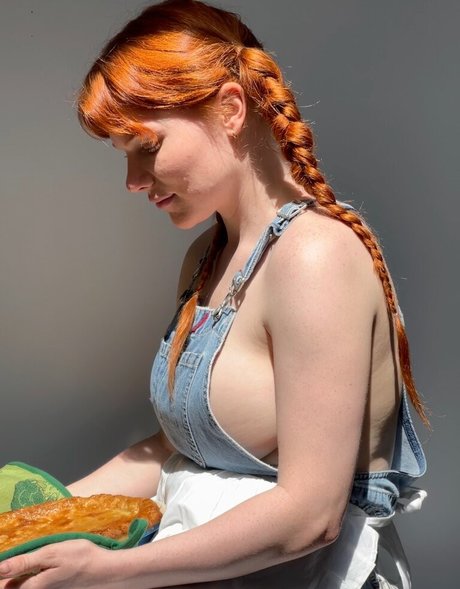 Naakte gelekte OnlyFans-foto van Yourlittleredhead