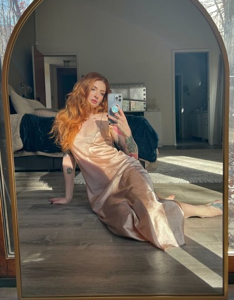 Naakte gelekte OnlyFans-foto van Katierosecoloredglasses