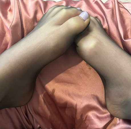 Naakte gelekte OnlyFans-foto van Tattooslegsnylonsfree