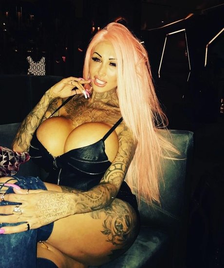 Naakte gelekte OnlyFans-foto van Kacey Diamonds