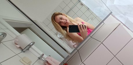 Naakte gelekte OnlyFans-foto van Sailerwolfgirl