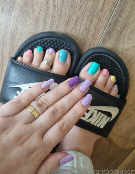 Naakte gelekte OnlyFans-foto van Veganfootqueen