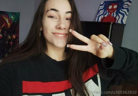 Naakte gelekte OnlyFans-foto van Babyuntouchable