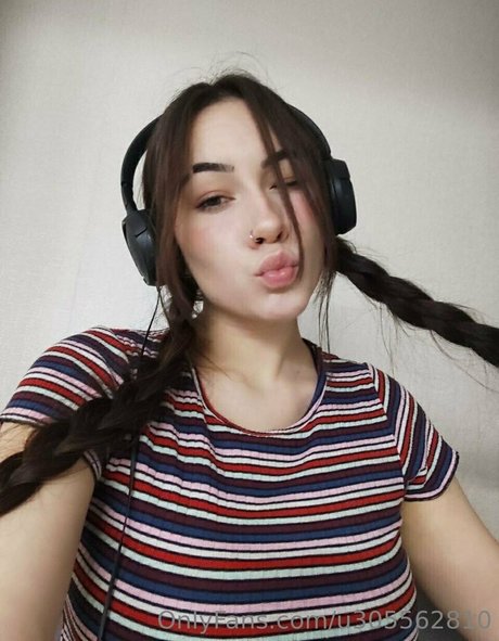 Naakte gelekte OnlyFans-foto van Babyuntouchable