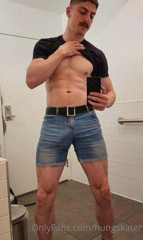 Naakte gelekte OnlyFans-foto van Hungskater