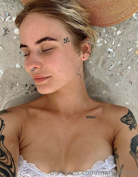 Naakte gelekte OnlyFans-foto van Delieva
