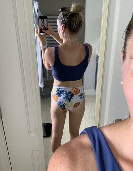 Naakte gelekte OnlyFans-foto van Littlewaistinyourface