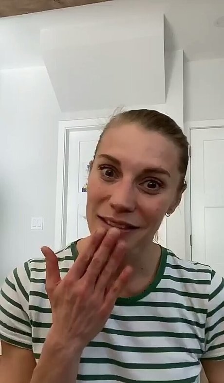 Naakte gelekte OnlyFans-foto van Katee Sackhoff