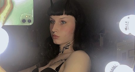 Naakte gelekte OnlyFans-foto van Nova Kayne