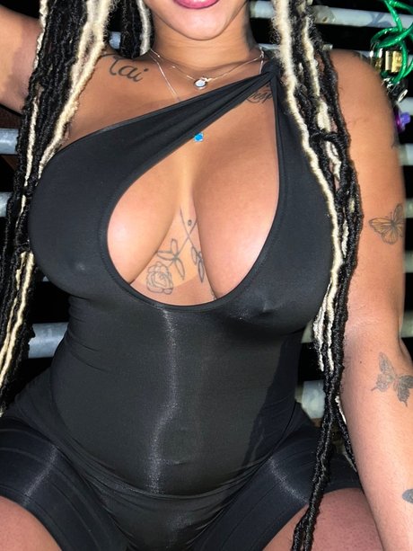 Naakte gelekte OnlyFans-foto van Novababy