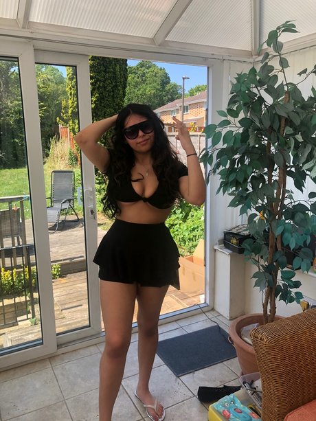 Naakte gelekte OnlyFans-foto van Amara Taz