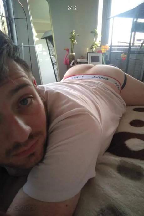 Naakte gelekte OnlyFans-foto van Chastesub93