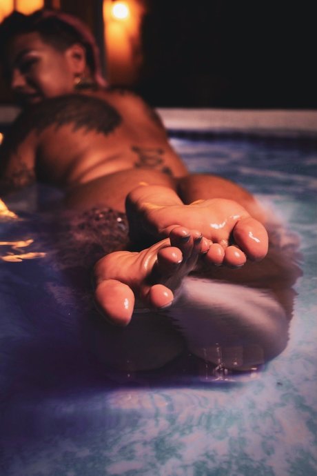 Naakte gelekte OnlyFans-foto van Innocence Only Free Page
