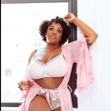 Naakte gelekte OnlyFans-foto van Nora Ray