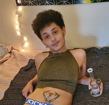 Naakte gelekte OnlyFans-foto van Kwame Violet