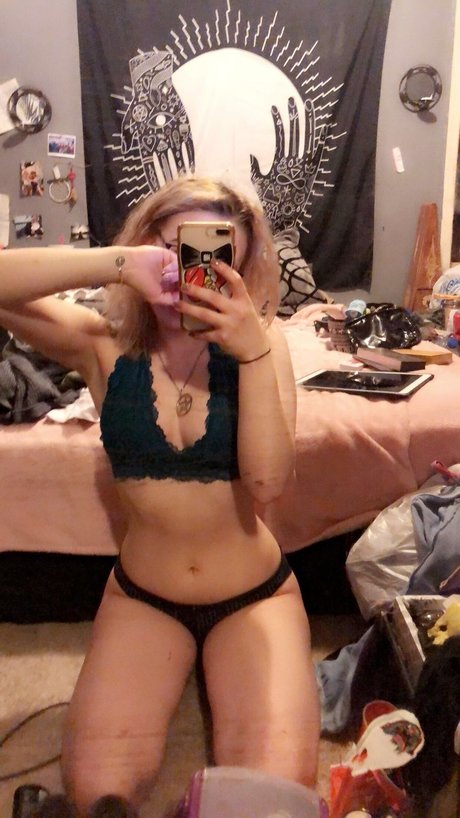 Naakte gelekte OnlyFans-foto van Aleya Brown