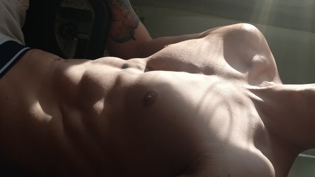 Naakte gelekte OnlyFans-foto van Alex Wispord