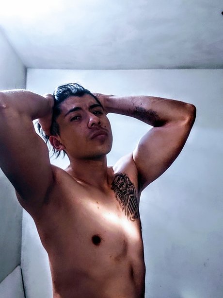 Naakte gelekte OnlyFans-foto van Alo
