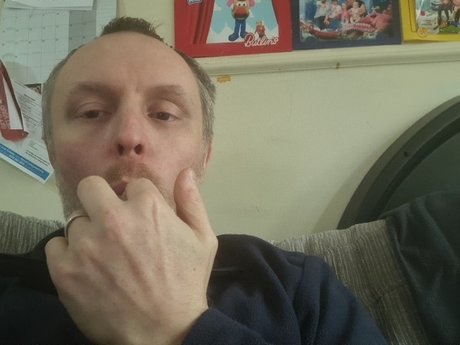 Naakte gelekte OnlyFans-foto van Adam
