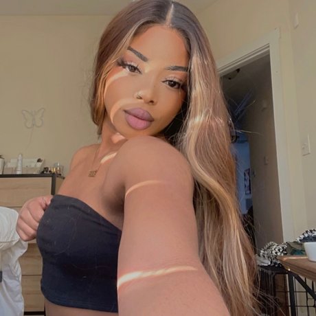 Naakte gelekte OnlyFans-foto van Stella Luxe