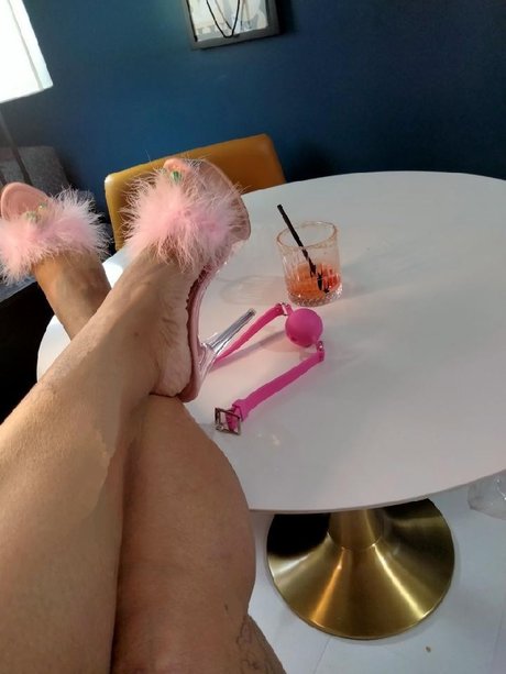 Naakte gelekte OnlyFans-foto van Babyburlesquee