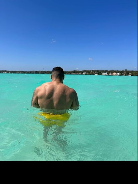 Naakte gelekte OnlyFans-foto van Bacano