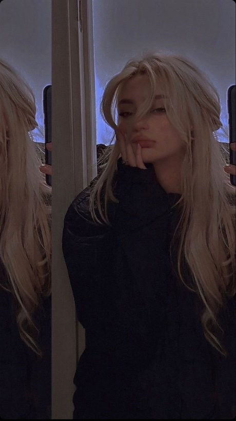 Naakte gelekte OnlyFans-foto van Tina Love